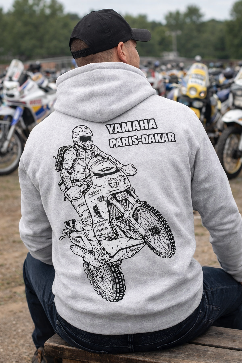 Sudadera yamaha paris dakar gris con chico sentado 